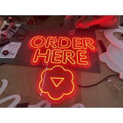 ป้ายไฟนีออนเฟล็กซ์ "ORDER HERE" สีแดงสดใส - ป้ายสั่งอาหารที่โดดเด่น