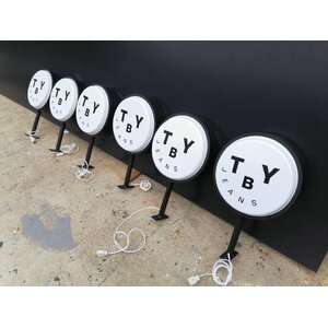 รับทำป้ายกล่องไฟ ป้ายไฟร้านเสื้อผ้า ป้ายกล่องไฟขาตั้งยึดติดโครงไม้โครงเหล็ก งานTYB JEANS