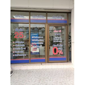 งานป้ายสติกเกอร์ติดลงบนกระจกหน้าร้านลูกค้า งานctt express