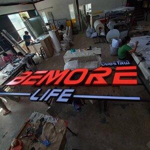 ป้ายตัวอักษรไฟออกหน้าแอลอีดีสีแดง งานBEMORE LIFE