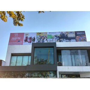 ป้ายไวนิลขึงโครงเหล็กบนตึก งานMASON