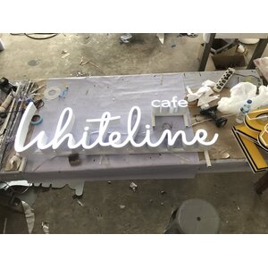 ป้ายตัวหนังสืออลูมิเนียมไฟออกหน้าแอลอีดี งานWhiteline cafe