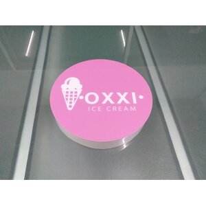 งานพิมพ์สติกเกอร์โปร่งแสงติดลงบนโลโก้กล่องไฟวงกลม งานOXXI ICE CREAM