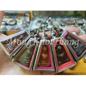 พระผงสุพรรณ 蓬素潘