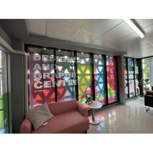 ป้ายงานพิมพ์สติกเกอร์ติดลงบนกระจกตกแต่งร้าน งานภายในติวานนท์ปริ้นท์