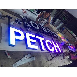 งานป้ายตัวอักษรไฟออกหน้า ติดสติกเกอร์ฟิล์มที่สีสติกเกอร์เปลี่ยนไปตามมุมมองที่เดิน งานป้ายPETCH
