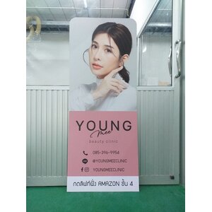 ป้ายงานพิมพ์ลงแผ่นอะคริลิค งานYOUNG MEE beauty clinic