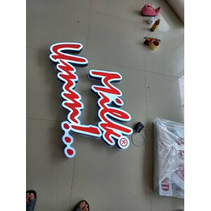 ป้ายตัวหนังสือไฟออกหน้า งานUmm Milk