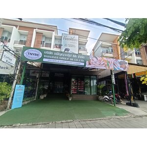 ป้ายไวนิลขึงโครงเหล็กหน้าร้านนวดร้อยหัตถา นวดเพื่อสุขภาพ