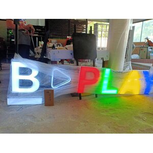 ป้ายตัวอักษรออกไฟแอลอีดีพร้อมขาห้อยเพดาน งานB-PLAY