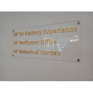 ป้ายตัวหนังสือ พื้นเป็นอะคริลิค ฉลุแปะด้วยพลาสวูดพ่นสีทอง