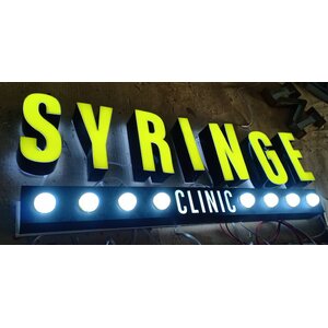 ป้ายไฟ SYRINGE CLINIC | ป้ายตัวอักษรลอยไฟออกหน้า + หลอดหัวกระสุน สไตล์คลินิกทันสมัย