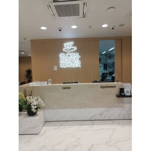 ป้ายตัวอักษรไฟออกหลัง งานGLOBAL DENTAL COMPLEX