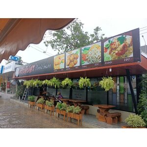 ป้ายไวนิลขึงโครงเหล็กลูกค้า งานครัวอัปสน ราดหน้าไฟแดง