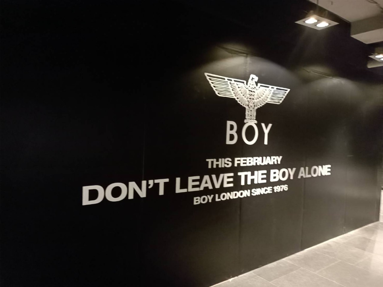 ป้ายงานปริ้นท์สติกเกอร์ลงบนกำแพงลูกค้า งานBOY LONDON