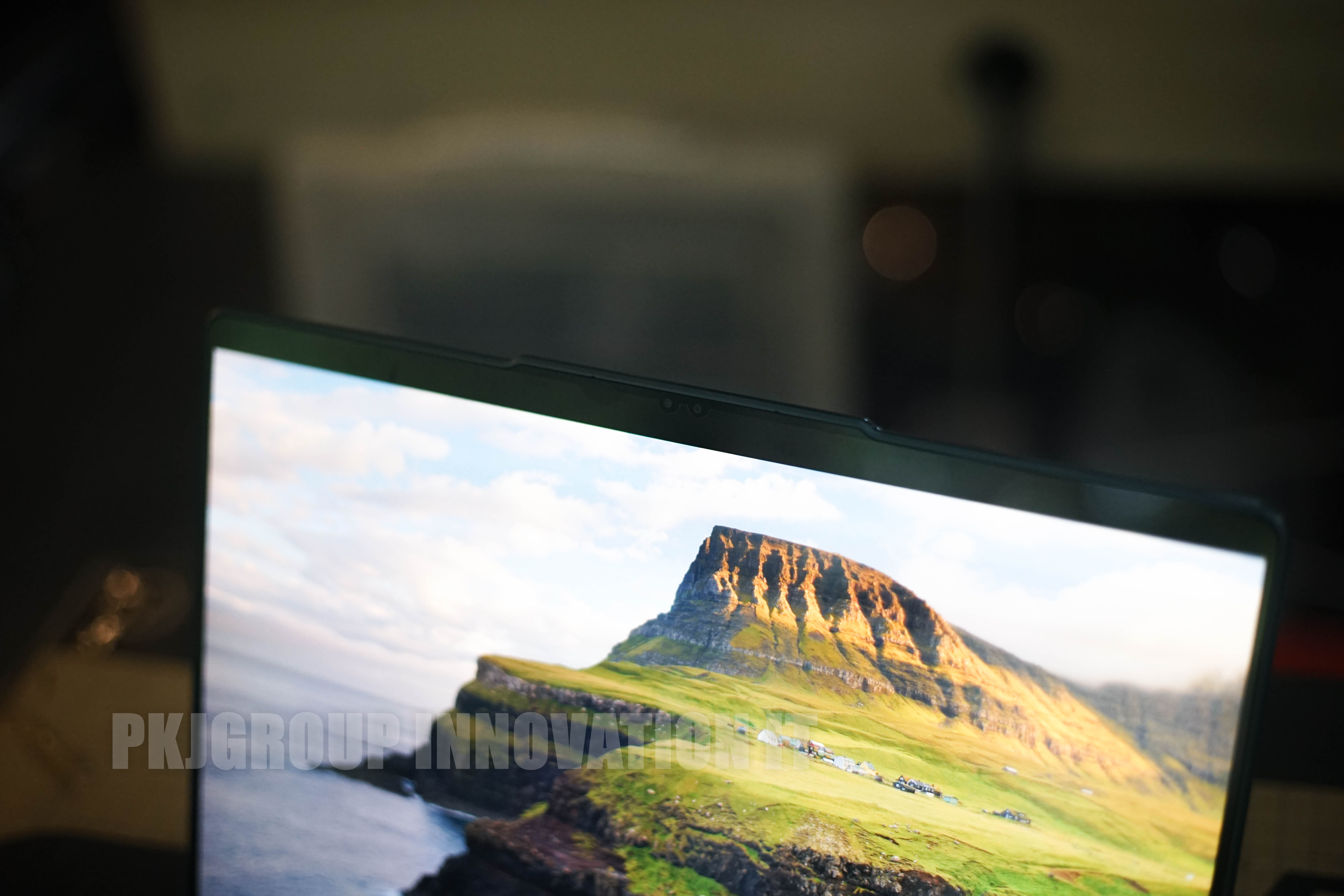 โน๊ตบุ๊คทำงานจอสัมผัสคู่มือสอง Lenovo Yoga book 9 13IRUB 82YQ000PTA i7-1355U RAM 16 GB M.2 1 TB