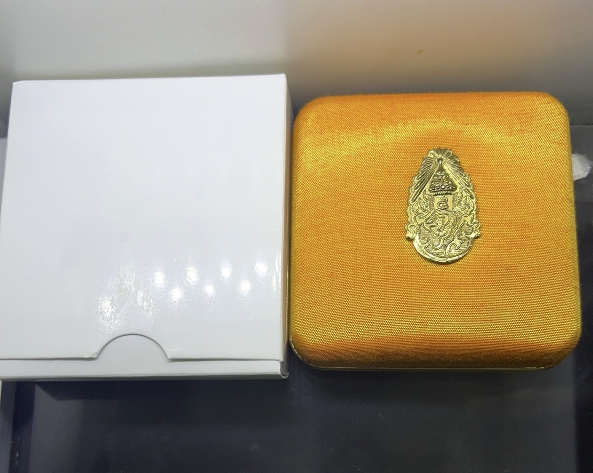 เหรียญพระรูป ร5 รุ่นมหาลาภ หลังยันต์ 12 ราศี เนื้อเงินขัดเงา บล็อกนอก ญสส พุทธาภิเษก วัดพระศรีศาสดาราม ปี2539 พร้อมกล่องหนัง