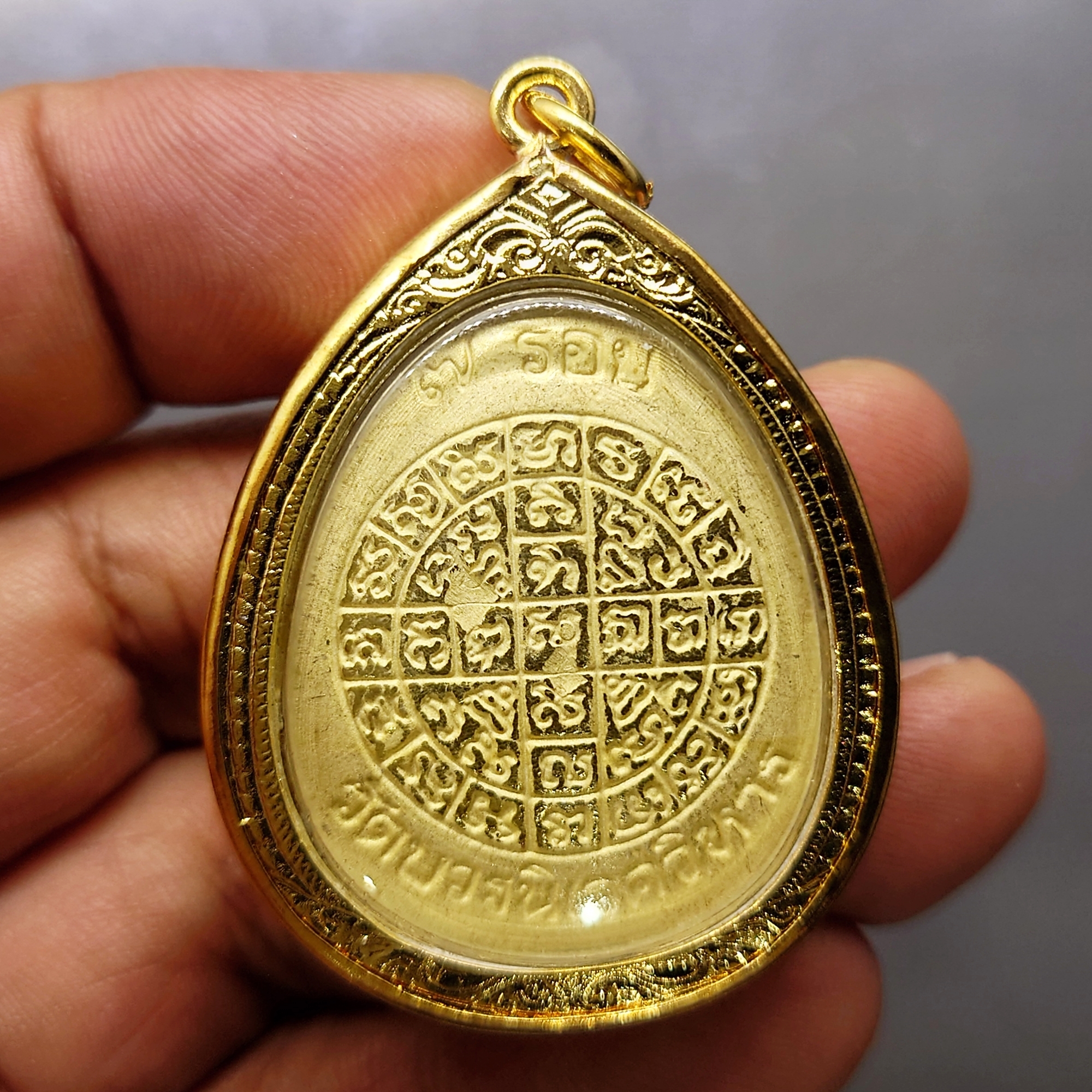 พระปิดตาโภคทรัพย์ เนื้อโลหะชุบสามกษัตริย์ ที่ระลึกฉลองwระชนมายุ 84 พรรษา ญสส วัดบวรนิเวศวิหาร ปี 2540 พร้อมเลี่ยมกรอบทองไมครอน กล่องเดิม