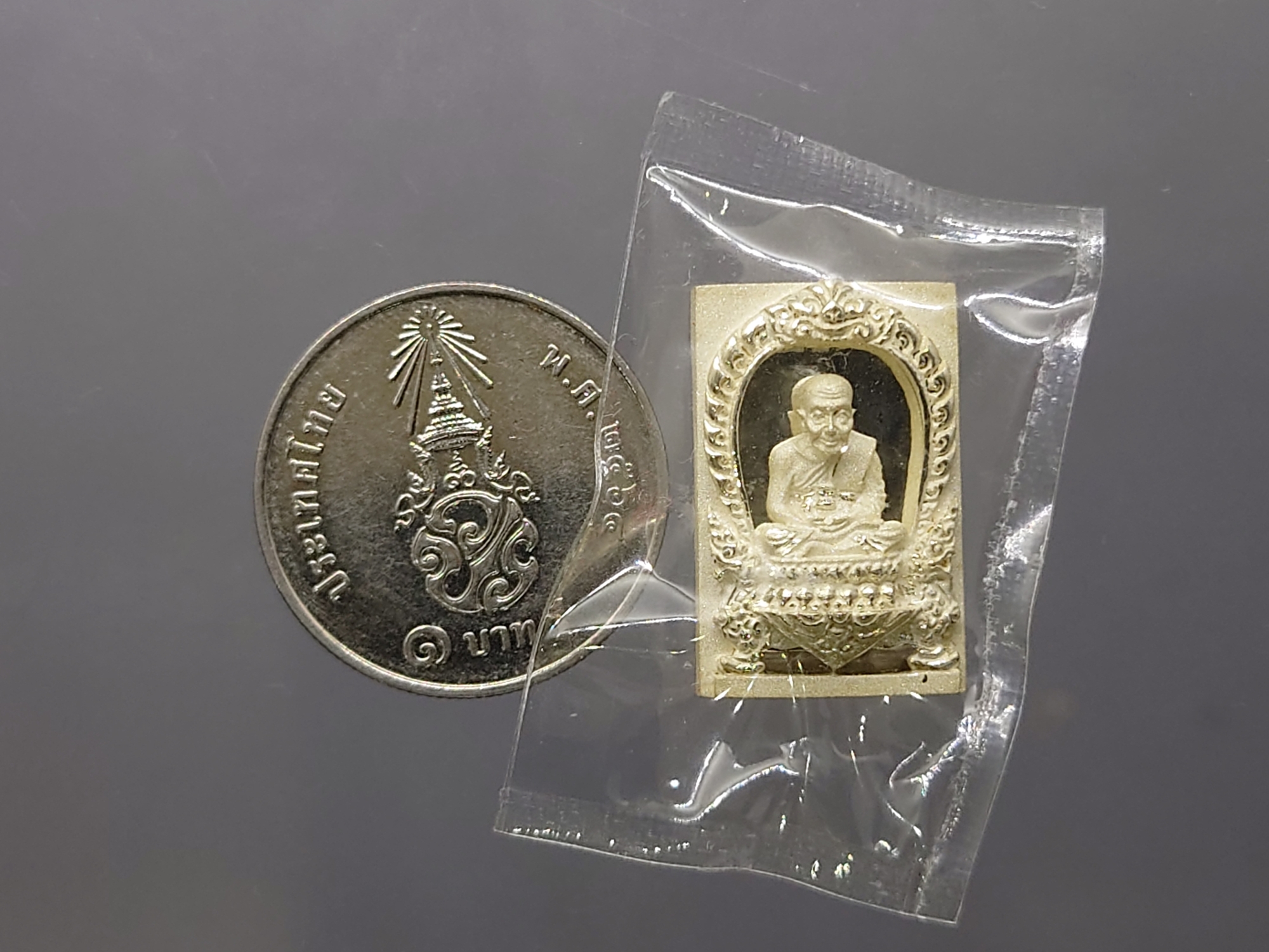หลวงปู่ทวด เนื้อเงิน พ่นทราย ขัดเงาบางส่วน รุ่นฉลองกรุงรัตนโกสินทร์ ๒๒๐ ปี วัดประสาทบุญญาวาส พ.ศ.2545 พร้อมกล่องเดิม ซีนเดิมๆ