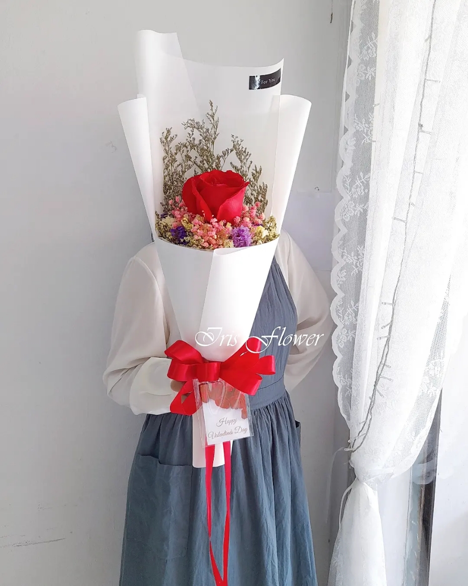 ช่อดอกกุหลาบ 1 ดอก แซมดอกไม้แห้ง (ขาว)