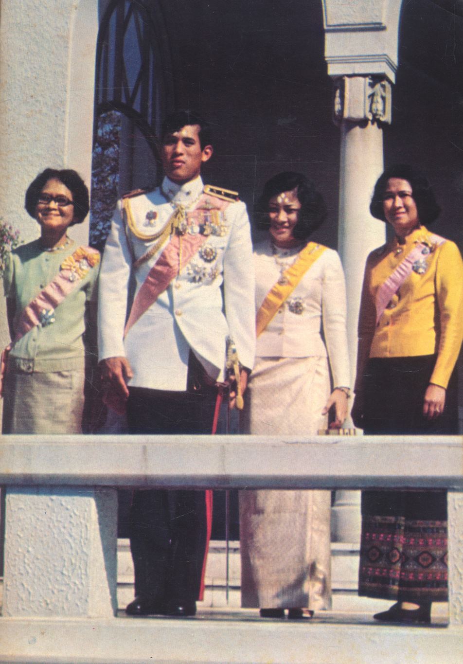 พระราชประวัติ และ พระบรมฉายาลักษณ์ เนื่องในพระราชพิธีอภิเษกสมรส ของ สมเด็จพระบรมโอรสาธิราช เจ้าฟ้ามหาวชิราลงกรณ สยามมกุฎราชกุมาร และ พระเจ้าวรวงศ์เธอ พระองค์เจ้าโสมสวลี พระวรชายา