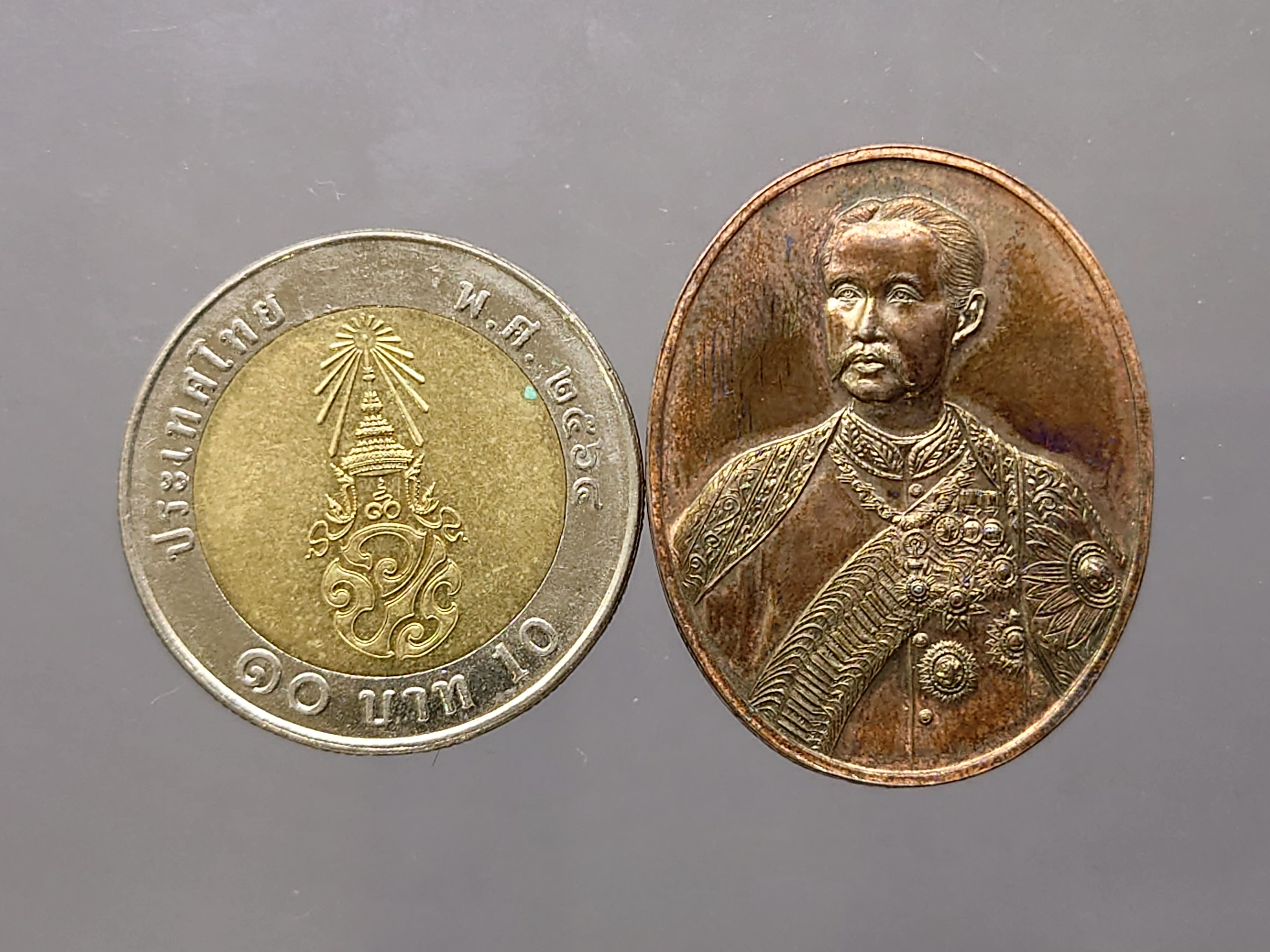 เหรียญเสด็จพ่อ รัชกาลที่ 5 ที่ระลึกครบ 100 ปี โรงเรียนวัดบวรนิเวศ พ.ศ.2536 เนื้อทองแดง พร้อมกล่องเดิม