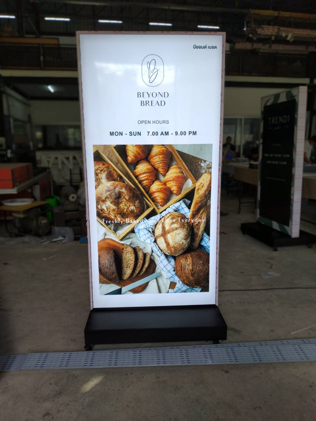 ป้ายตู้ไฟล้อเลื่อนอลูมิเนียมไฟแอลอีดีฐานสวย งานBeyond Bread