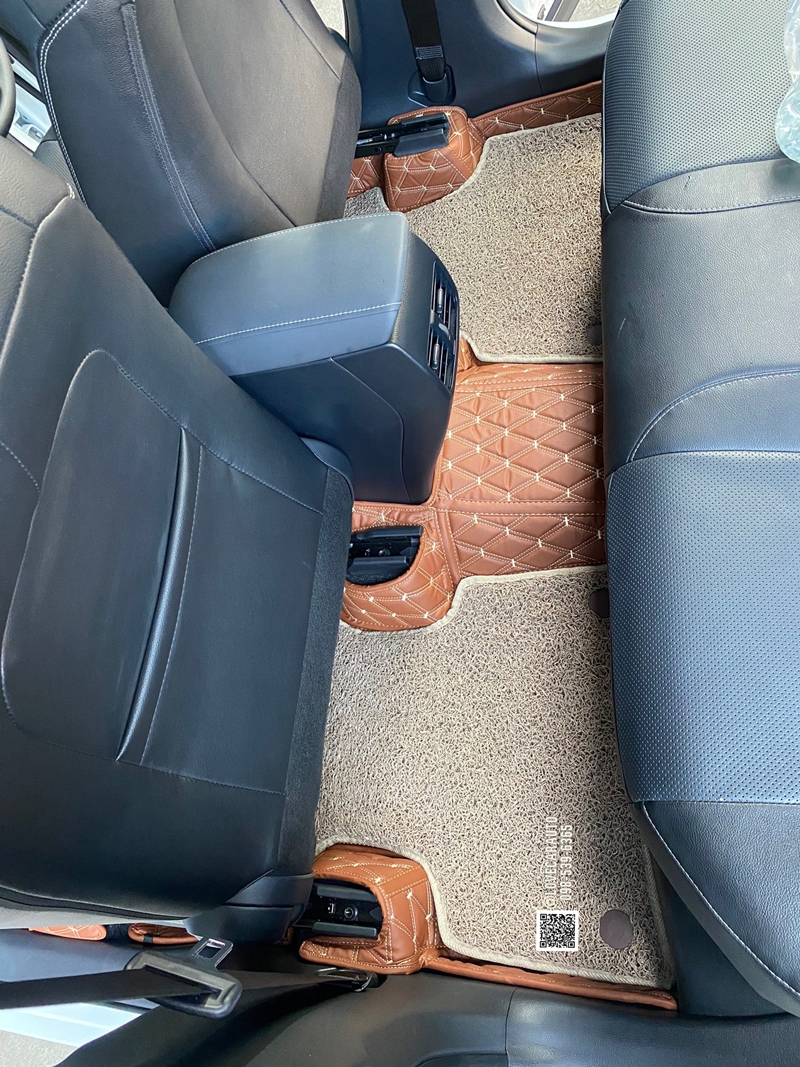 พรมปูพื้นรถยนต์ 7D Toyota collora cross GR Sport สีน้ำตาลเข้ม + ไวนิลดักฝุ่นสีครีม