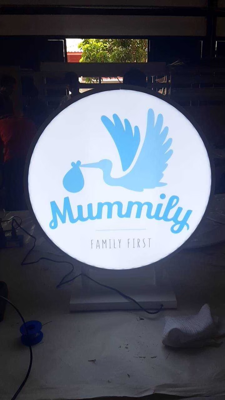 ป้ายตู้ไฟวงกลม ป้ายกล่องไฟวงกลม ป้ายหน้าร้าน Mummily FAMILY FIRST