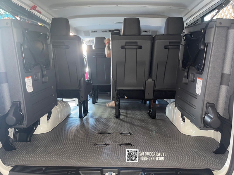 พรมกระดุม Toyota Hiace 2023 เดิมๆ กระดุมเล็ก ครีม 12 ที่นั่ง