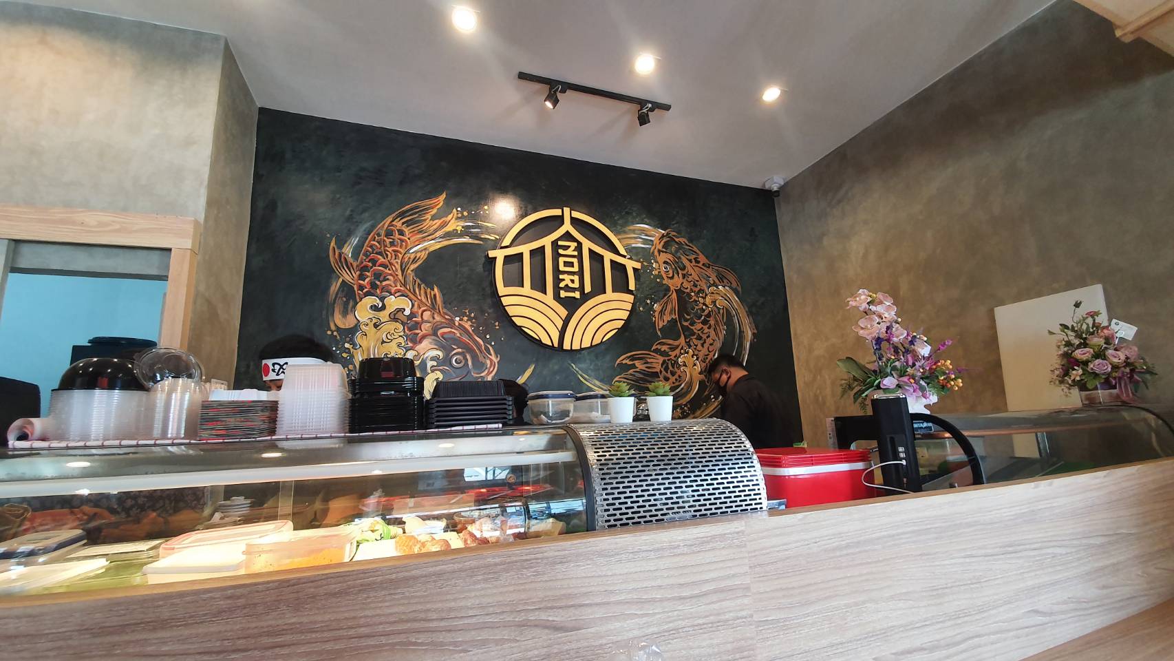 ป้ายอะคริลิคฉะลุแปะด้วยสแตนเลสทอง งานNORI