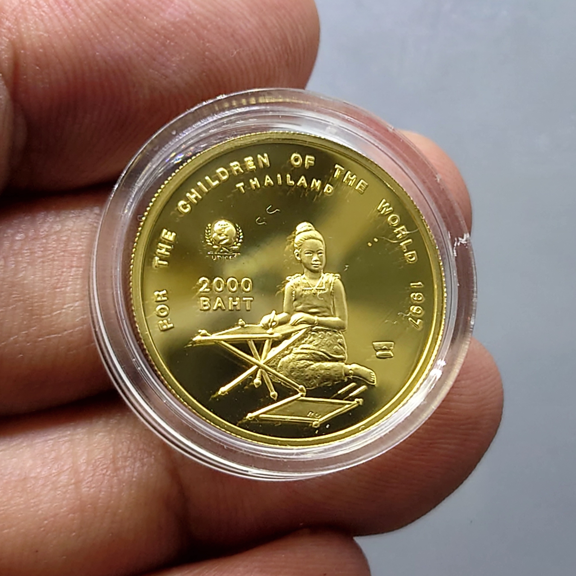 เหรียญทองคำขัดเงา (ทอง 99.9%) เหรียญ 2000 บาท ที่ระลึก 50 ปี องค์การทุนเพื่อเด็กแห่งสหประชาชาติ เด็กเขียนกระดาน มาพร้อมใบเซอร์และกล่องเดิมๆ พ.ศ.2540
