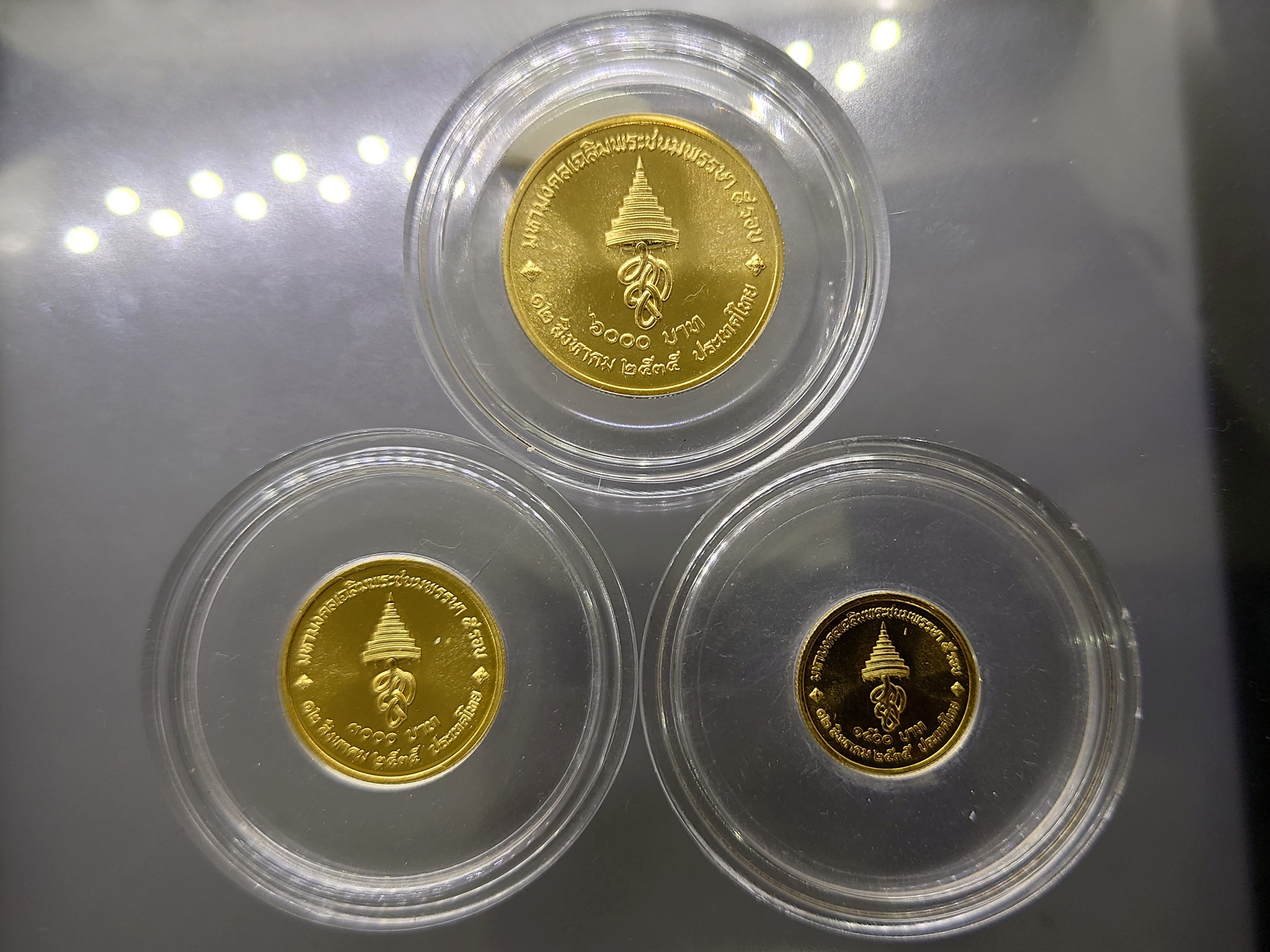 เหรียญทองคำ ครบชุด 3 ขนาด ที่ระลึกเฉลิมพระชนมพรรษา 5 รอบ สมเด็จพระนางเจ้าสิริกิติ์ พระบรมราชินีนาถ พ.ศ.2535