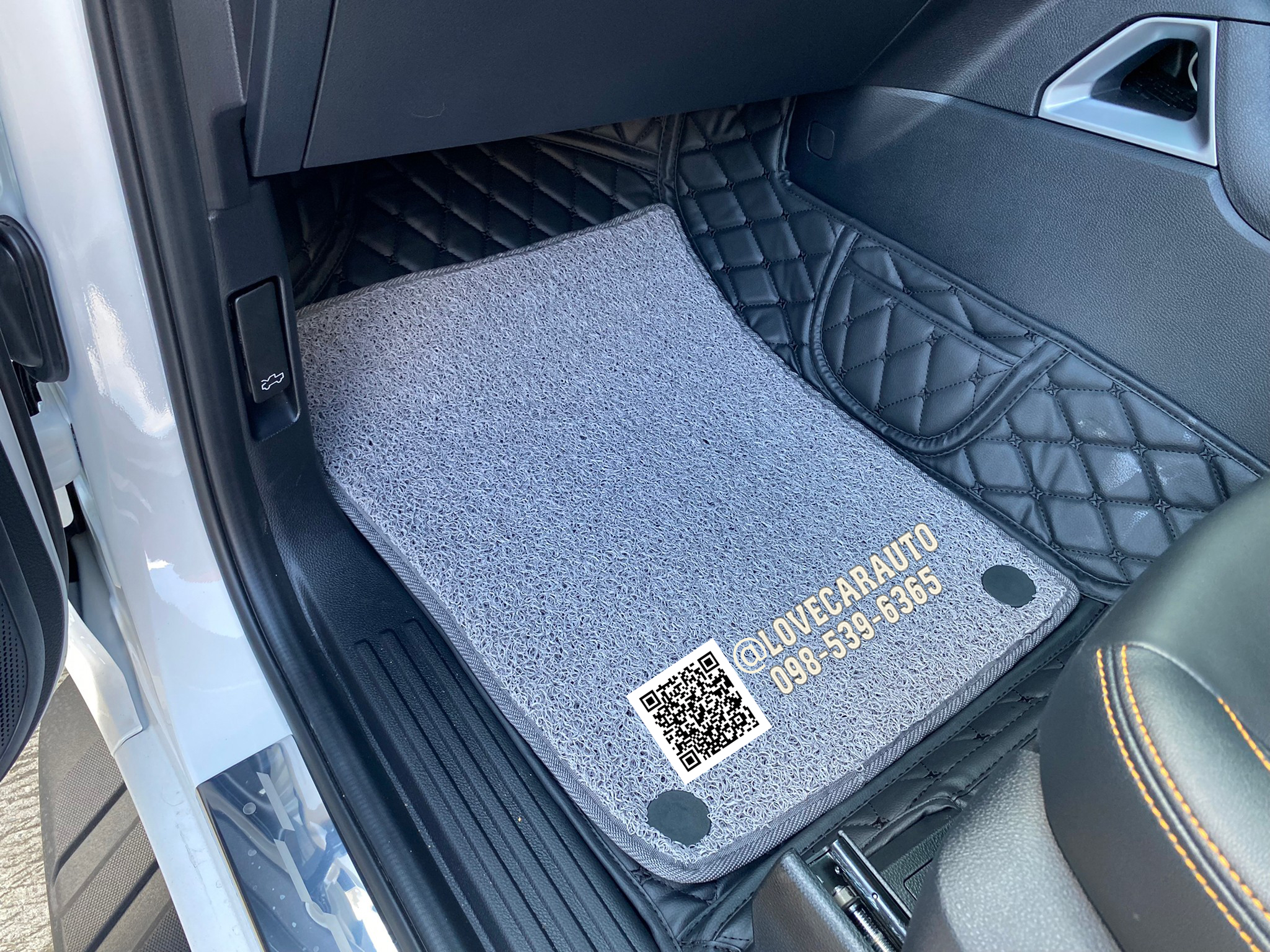 พรมปูพื้นรถยนต์ 7D Ford Ranger Next Gen 4Door 2022 สีดำด้ายดำ+ไวนิลสีเทา