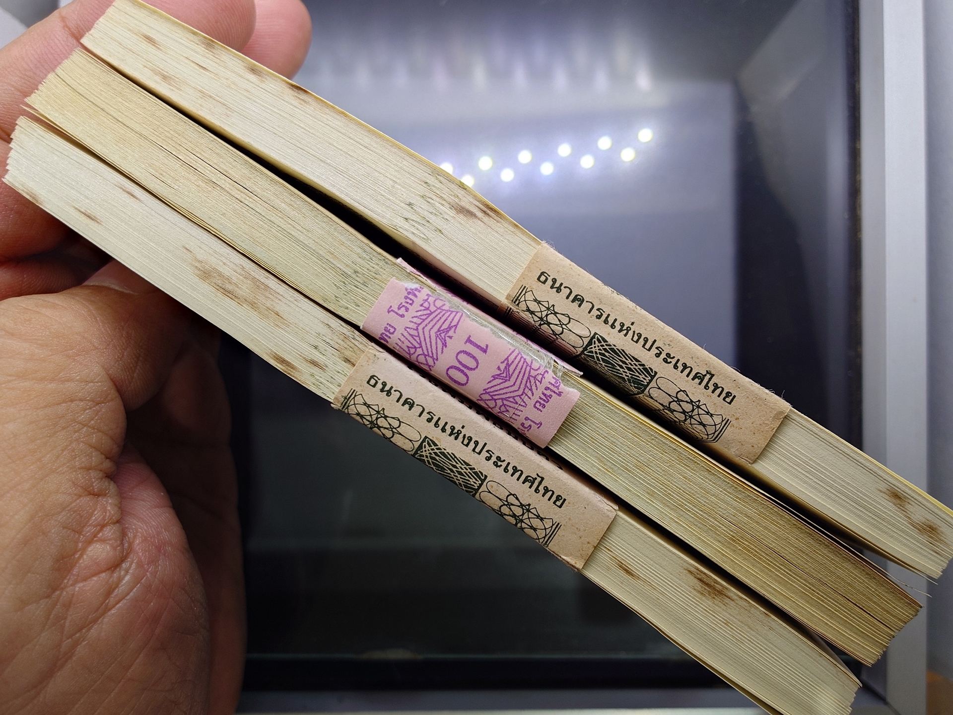 ธนบัตรยกแหนบ 100 ใบ เรียงเลข ธนบัตร 20 บาท แบบ 12 หลังพระเจ้าตาก ปี พ.ศ.2524 เก่าเก็บ ติดเหลือง