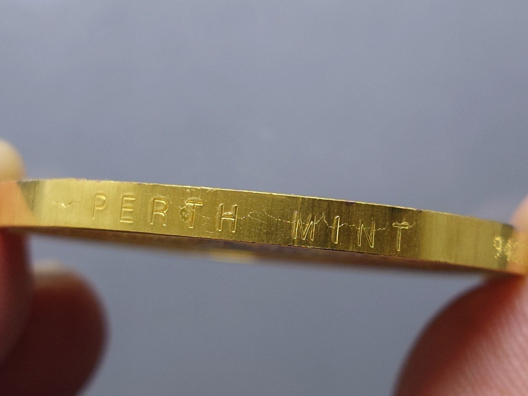 เหรียญพระแก้วมรกต ทรงเครื่อง 3 ฤดู พระจอมเกล้าพระนครเหนือ ปี 2538 เนื้อสามกษัตริย์ ขนาด 4 ซม. ขนาดหายาก