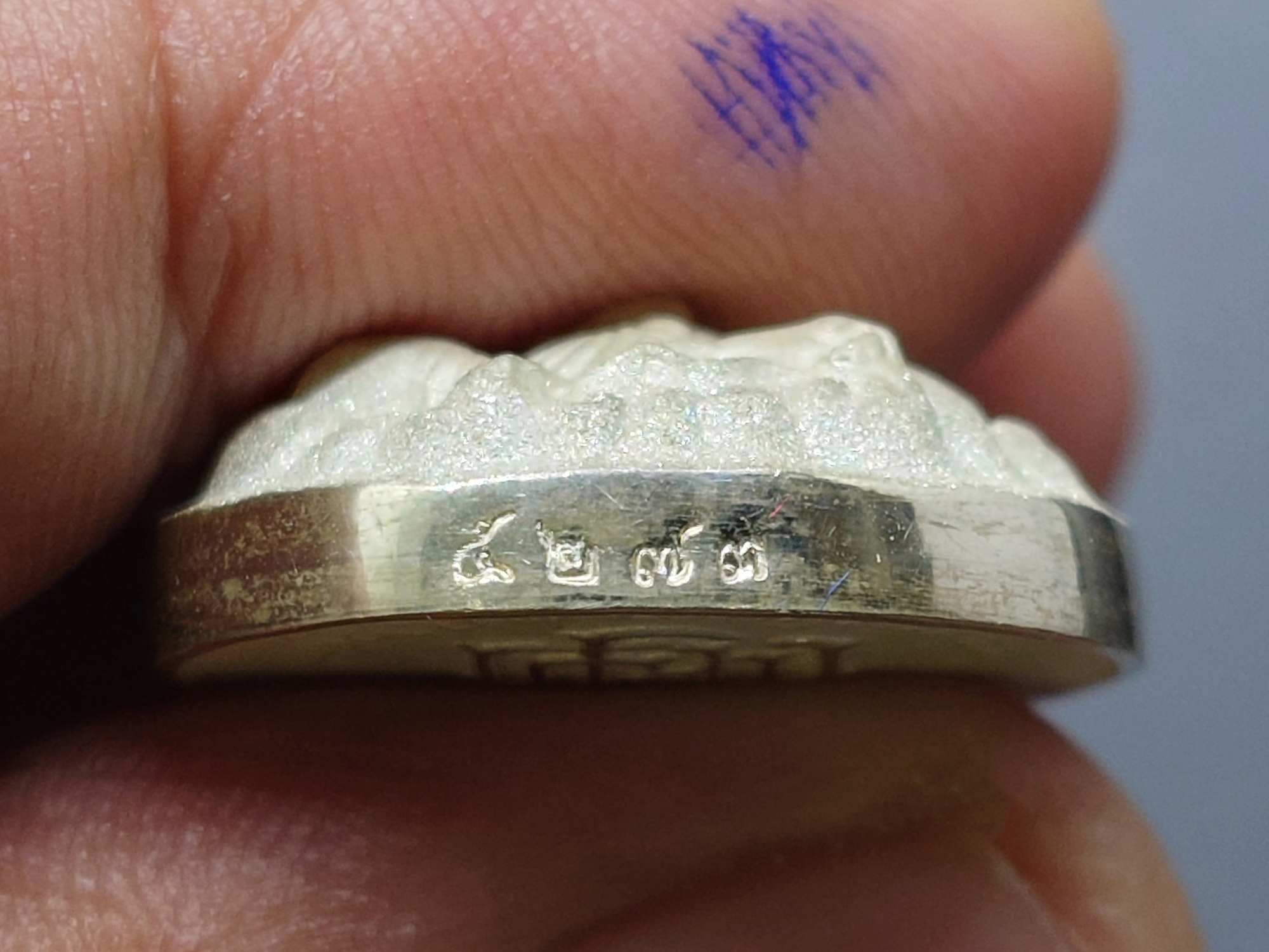 เหรียญพระพิฆเนศวร ญสส รุ่นกาญจนาภิเษก พิมพ์ใหญ่ เนื้อเงินพ่นทรายและขัดเงาบางส่วน วัดบวรนิเวศวิหาร พ.ศ.2538 พร้อมกล่องเดิม