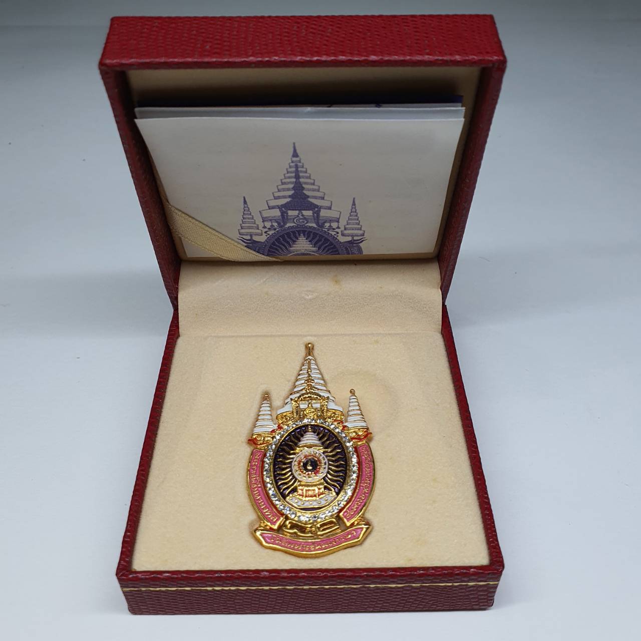เข็มกลัด เข็มที่ระลึก ตราสัญลักษณ์พระราชพิธีเฉลิมพระชนมพรรษาครบ 80 พรรษา ร9 พร้อมกล่องเดิม ปี2550
