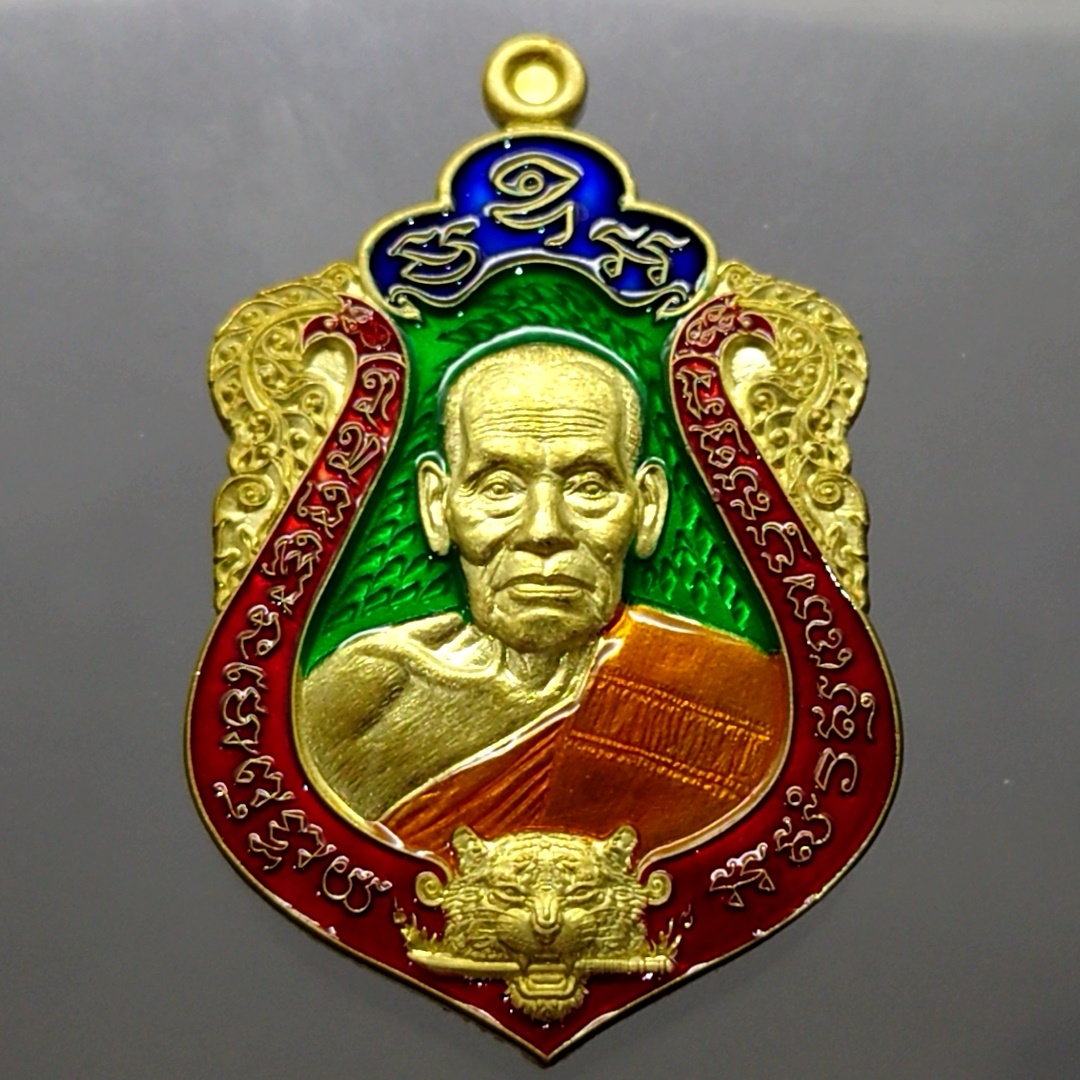 เหรียญเสมา เสือคาบดาบรุ่น 4 เนื้อทองทิพย์ลงยาราชาวดีพื้นเขียว ขอบแดง บนน้ำเงิน (พิมพ์เสือ2) หลวงพ่อพัฒน์ วัดห้วยด้วน โคท 100