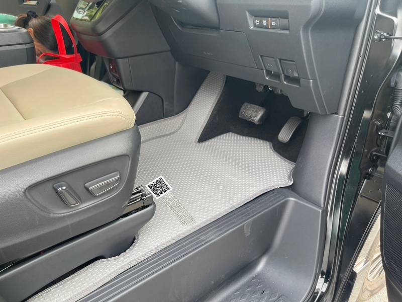 พรมปูพื้นรถยนต์ Toyota Majesty 2024 กระดุมเล็กสีเทา