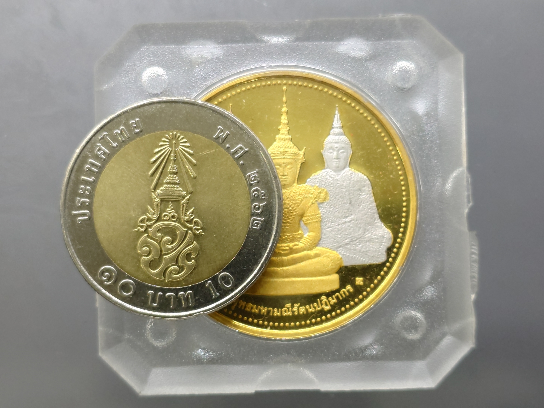 เหรียญพระแก้วมรกต ทรงเครื่อง 3 ฤดู พระจอมเกล้าพระนครเหนือ ปี 2538 เนื้อสามกษัตริย์ ขนาด 3.2 ซม. พร้อมตลับเดิม