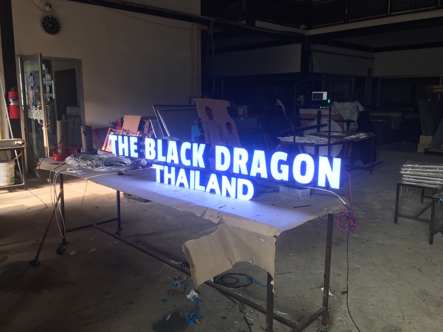 งานป้ายตัวอักษรออกไฟ ไฟออกหน้า ร้านชานมไข่มุก