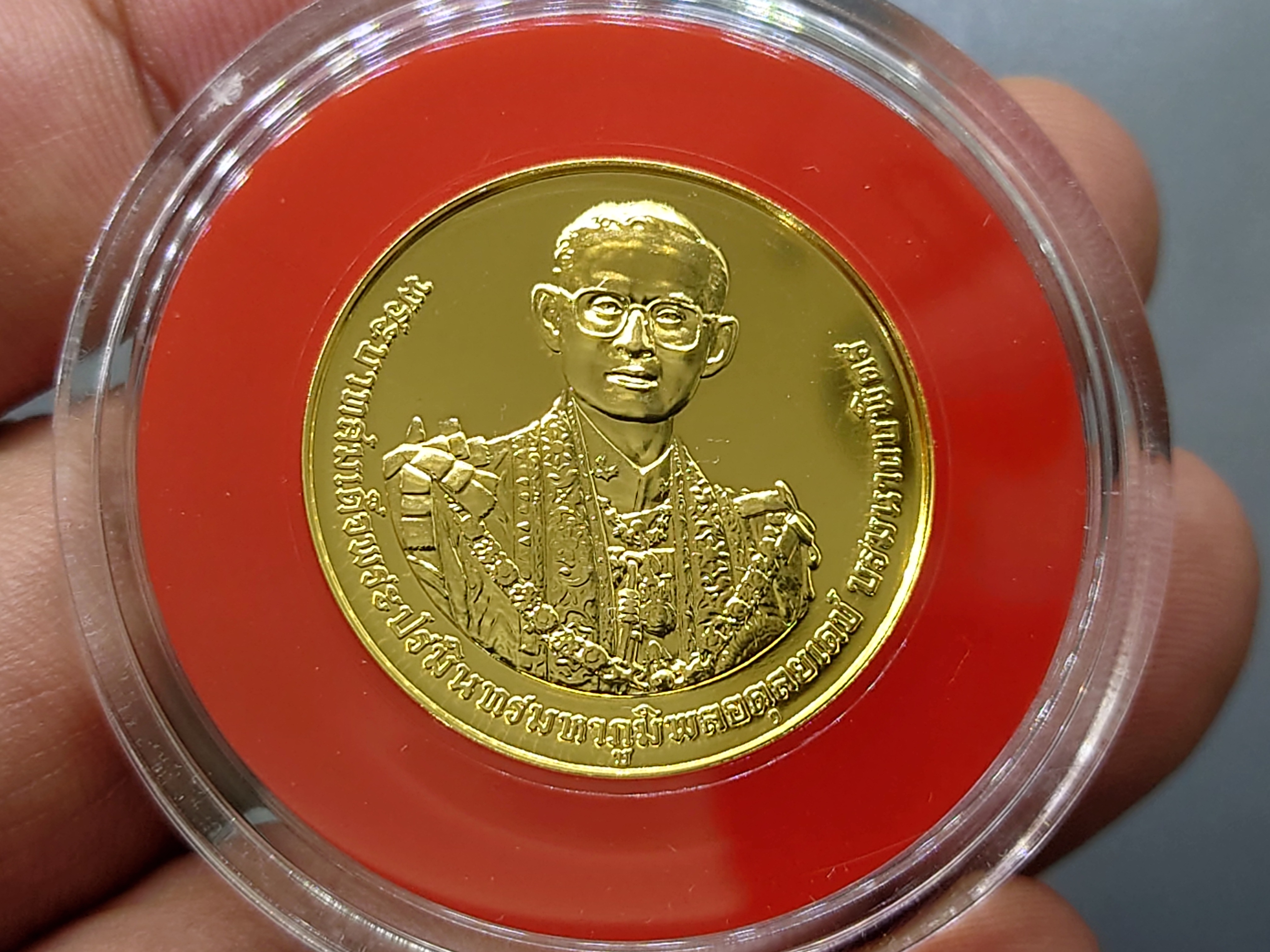เหรียญทองคำ (ทอง 99 % หนัก 20 กรัม) ที่ระลึกพระราชพิธีถวายพระเพลิงพระบรมศพ รัชกาลที่9 พ.ศ.2560 พร้อมกล่องใบเซอร์