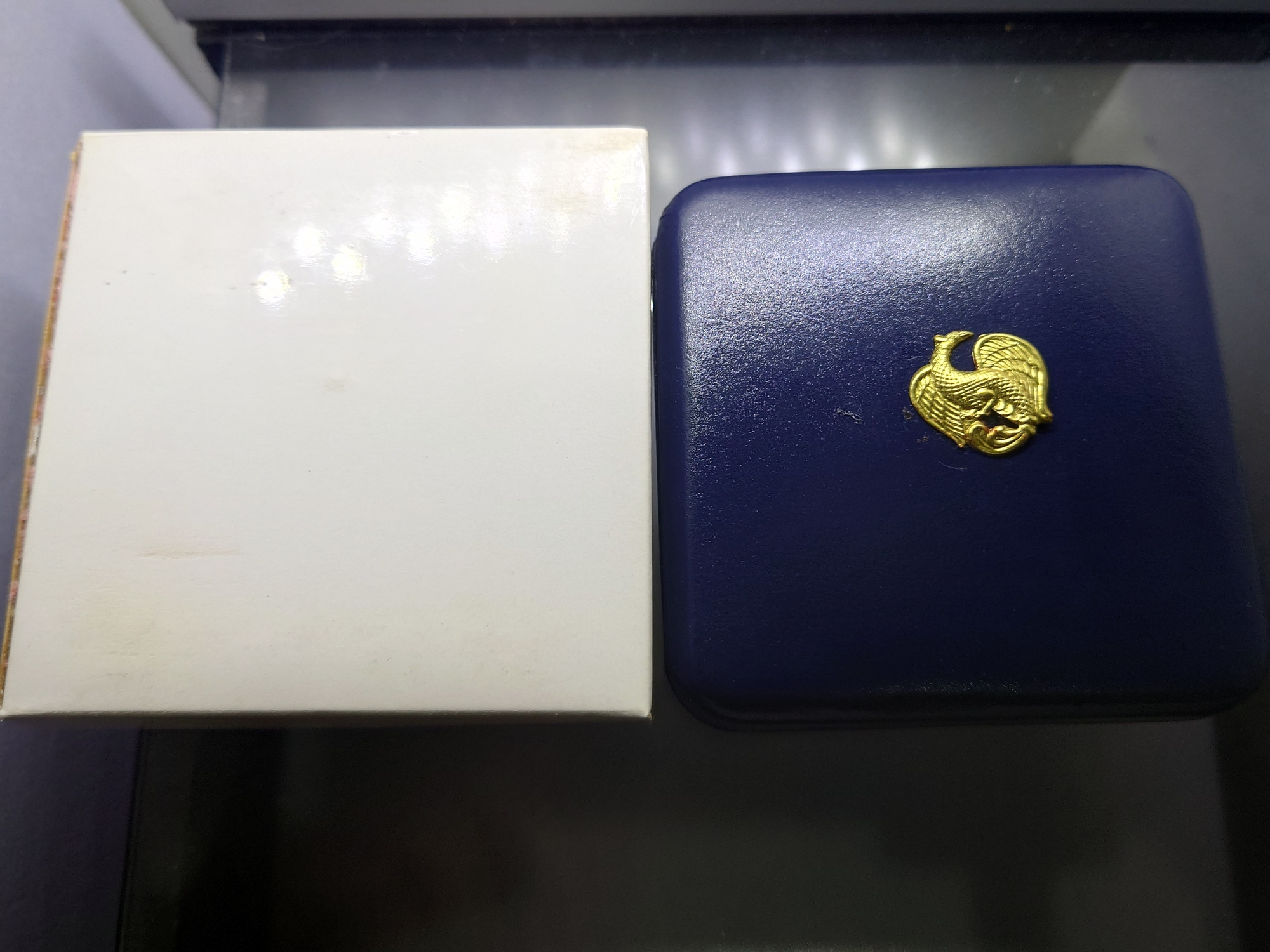 เหรียญ 600 บาท เงินขัดเงา ที่ระลึก 90 พรรษา สมเด็จพระศรีนครินทราบรมราชชนนี 2533 พร้อมกล่องหนัง สภาพสวย