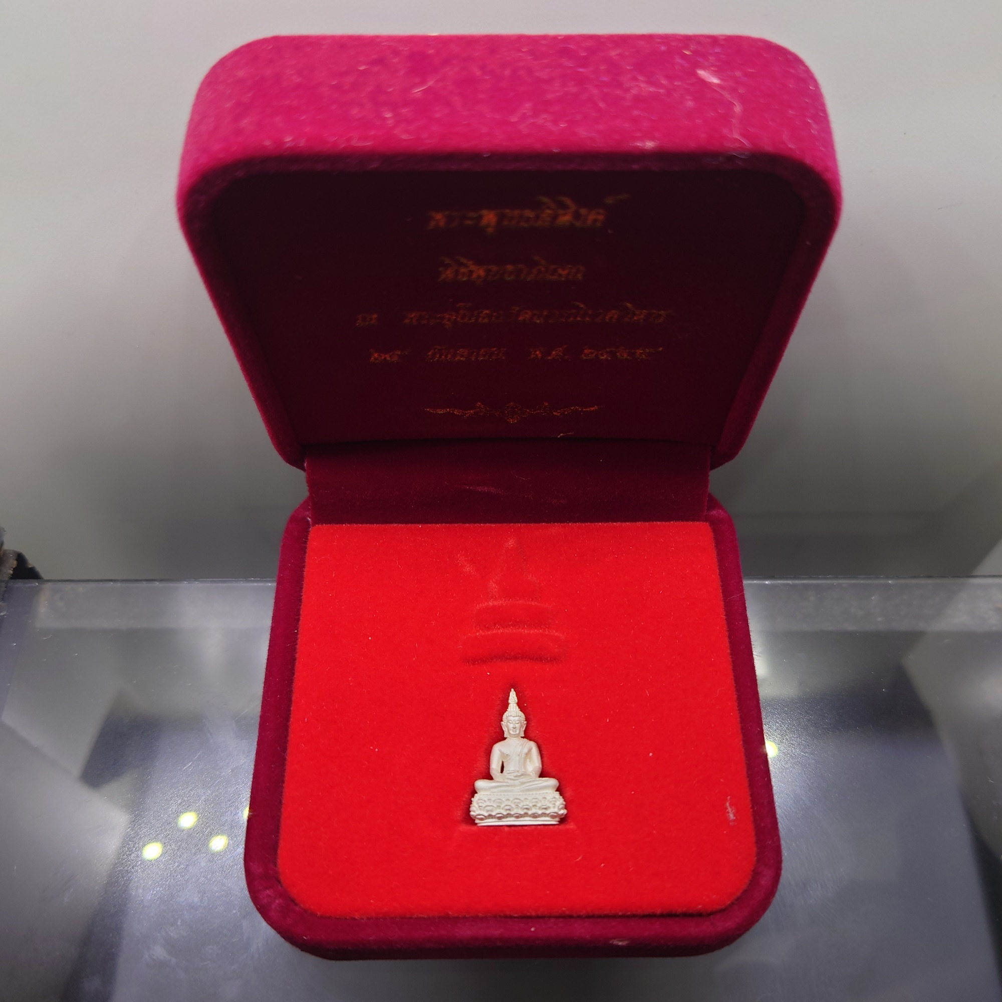 พระพุทธสิหิงค์ เนื้อเงิน ขนาดสูง 1.9 ซ.ม.พิธีพุทธาภิเษก ณ พระอุโบสถวัดบวรนิเวศวิหาร ปี2545 พร้อมกล่องเดิม