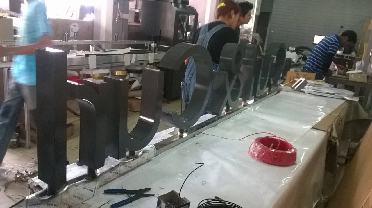 ป้ายตัวหนังสือไฟออกหน้าขอบอลูมิเนียม งานCUT&CURL