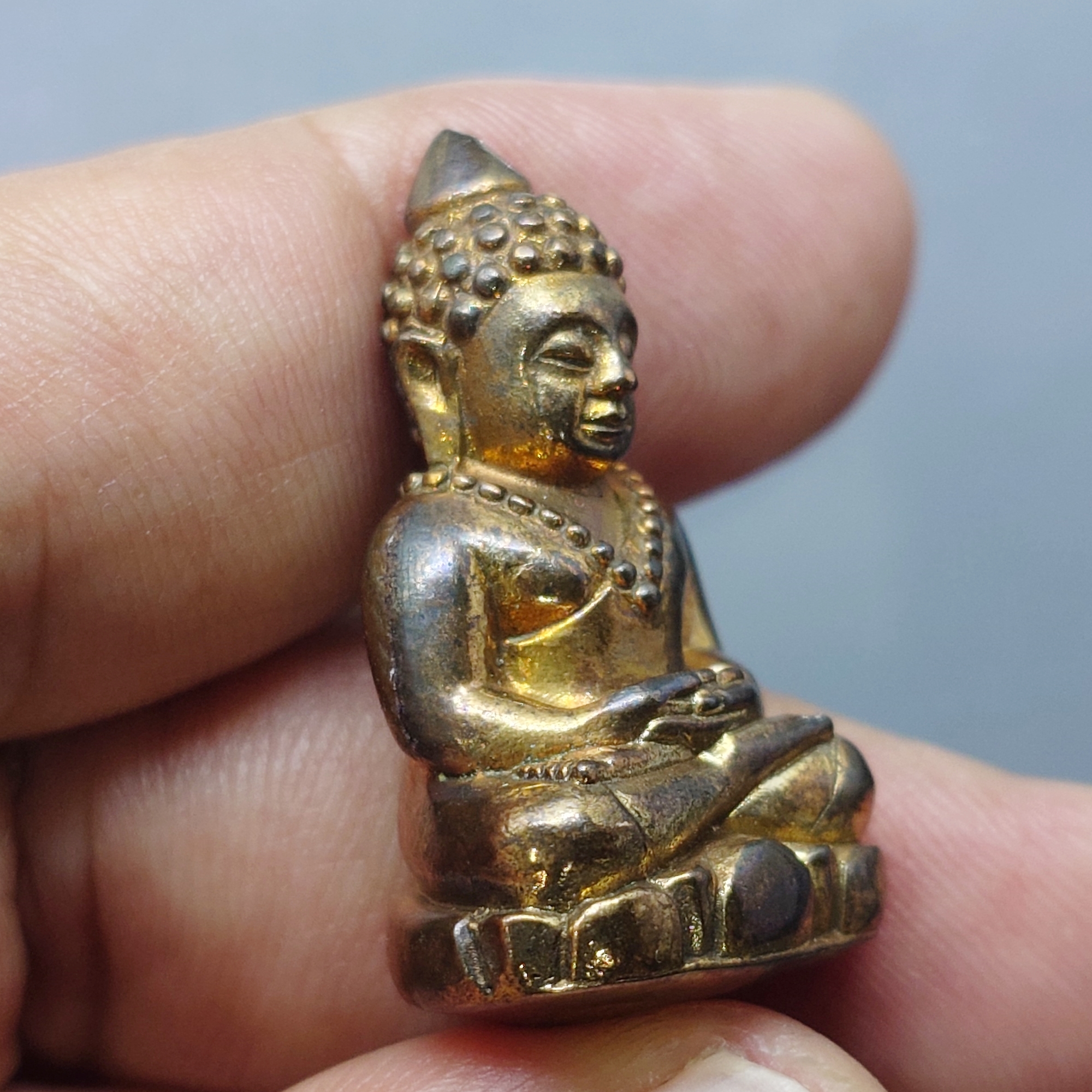 พระกริ่งล้มลุก ท่านเจ้ามาบรรจุอิทธิธาตุ (ย้อนยุค) เนื้อนวะโลหะ รุ่นรักษ์แผ่นดิน ในโอกาสกรมยุทธศึกษาทหารบก สถาปนาครบ ๑๐๙ ปี วัดสามปลื้ม ปี2544 พร้อมกล่องเดิม