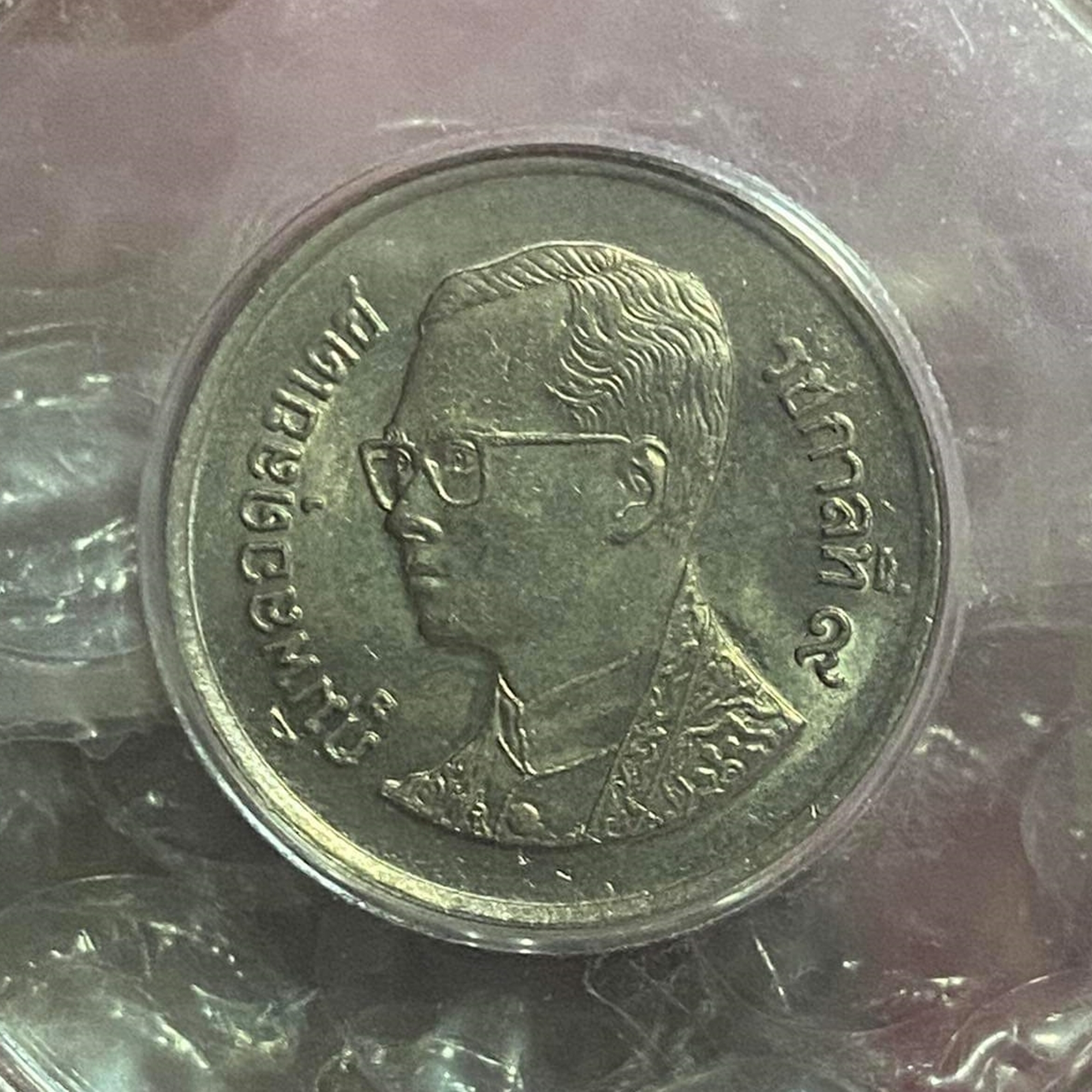 เหรียญ 1 บาท หมุนเวียน ปี พ.ศ.2529 ไม่ผ่านใช้ "ช่อฟ้ายาว" ตัวติดลำดับ1