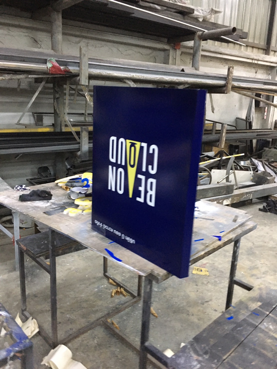 ป้ายเหล็กสามเหลี่ยมติดผนัง งานBEONCLOUND