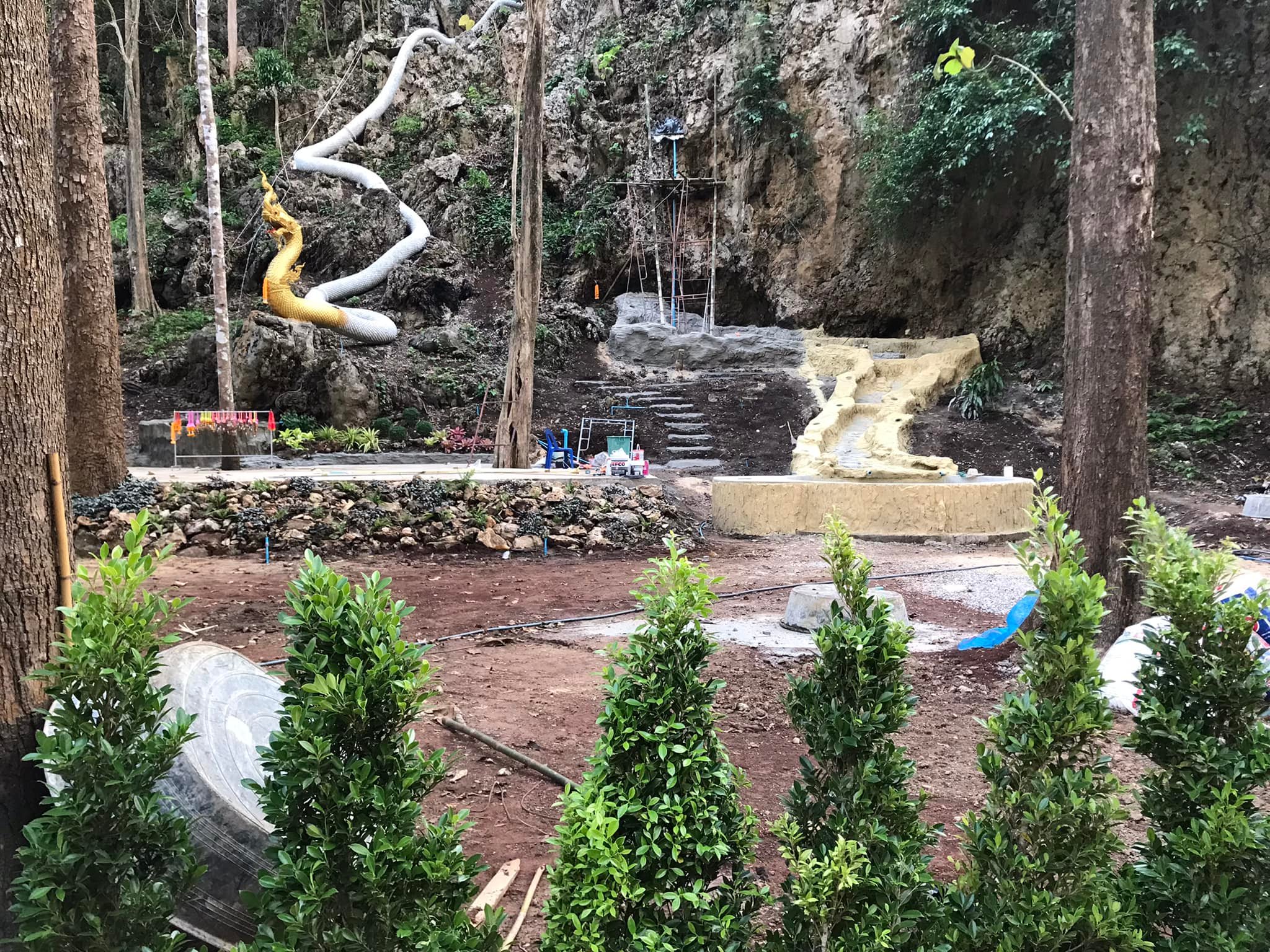 น้ำตกปูนปั้นหินเทียม ทำด้วยใจ ทุกงาน อำเภอทองผาภูมิ กาญจนบุรี